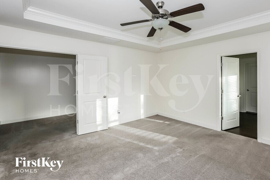 Building Photo - 9343 Sloan Forest Dr