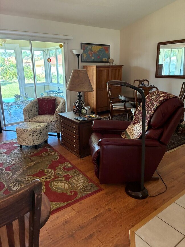Building Photo - Discover this well-located 3-bedroom, 2-bath home in Palm Coast!