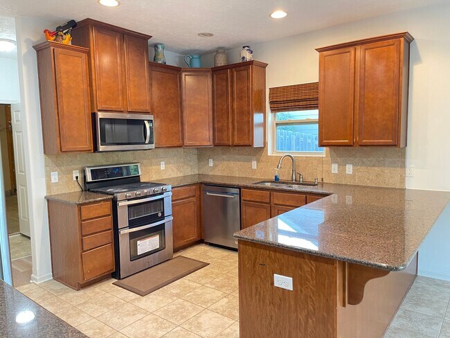 Building Photo - Spacious home in super nice neighborhood in Northwest Omaha