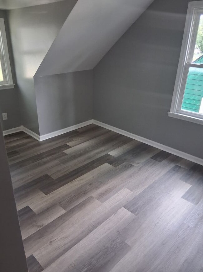 Building Photo - Great 4 bed 1.5 bath close to everything &...
