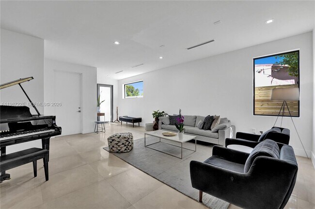 Building Photo - 3465 SW 3rd Ave