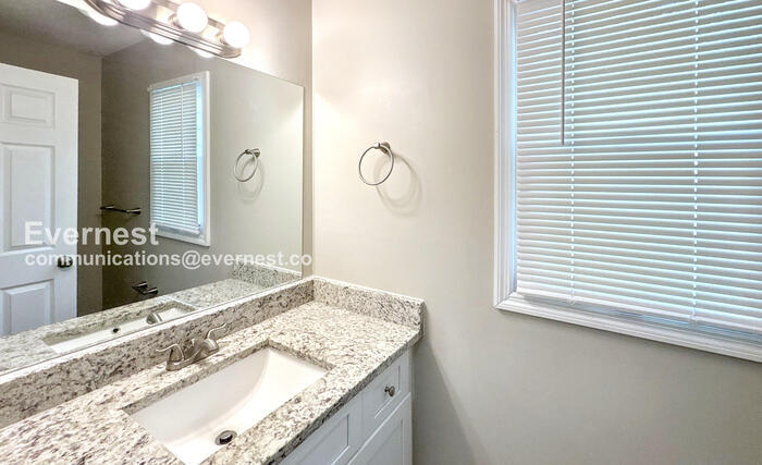 Building Photo - 2113 Stapp Dr NE