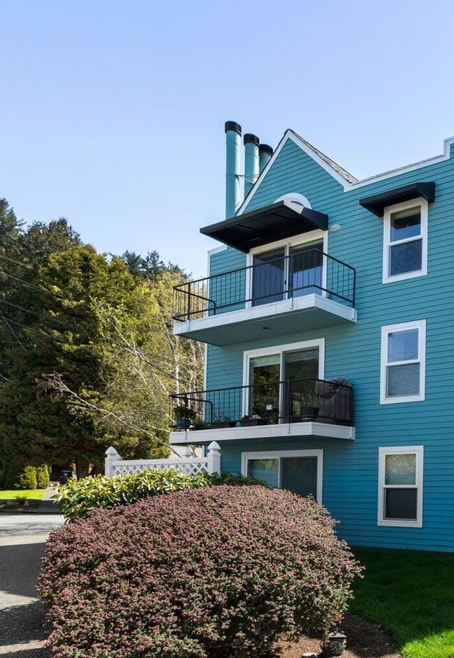 Building Photo - Beautifully Remodeled Top Floor Alki Condo with Views!