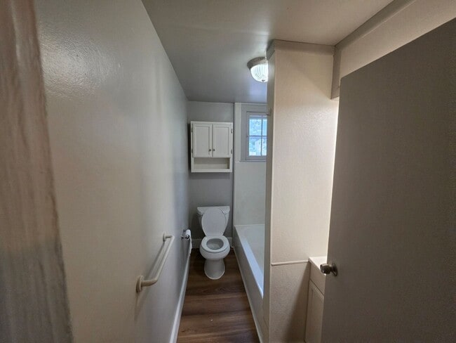 Building Photo - Charming 2 bedroom unit - Conveniently located.