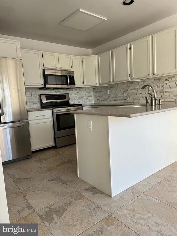 Building Photo - 518 Country Club Dr