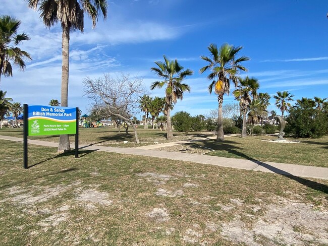 Building Photo - WATERFRONT TOWNHOME ON THE ISLAND!