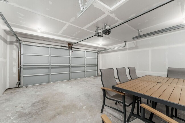 Building Photo - FURNISHED HOUSE! Short or Long Term! Large Newly Renovated Fully Furnished Modern 5 Bedroom Home ...