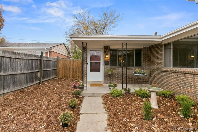 Building Photo - Newly Updated Duplex Unit