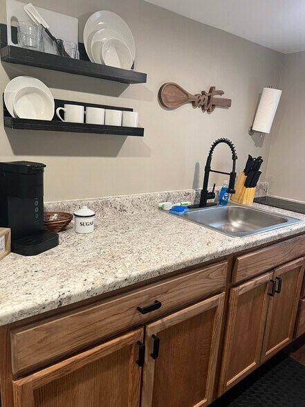 Building Photo - 76 Parkway Dr