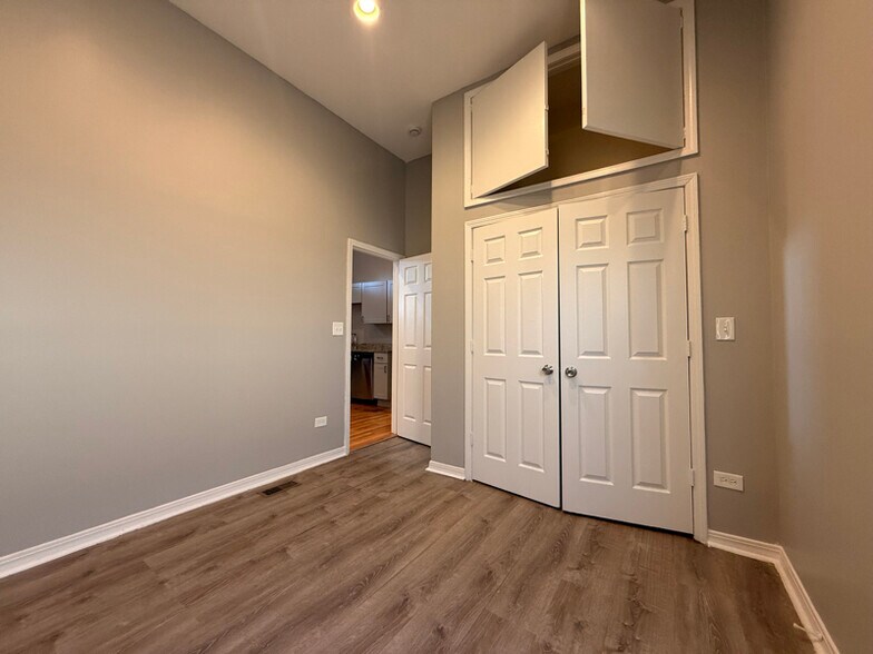 Building Photo - 5906 S La Salle St