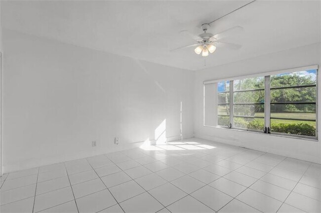 Building Photo - 3100 N Palm Aire Dr