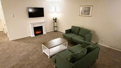 Building Photo - Furnished unit with huge backyard.