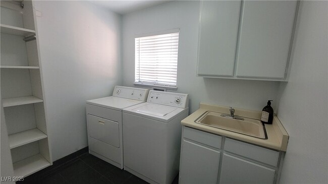 Building Photo - 8700 Captains Pl