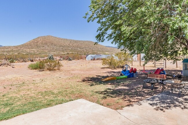 Building Photo - Private 3 bedroom, 1 bath with Large Fenced-in Backyard