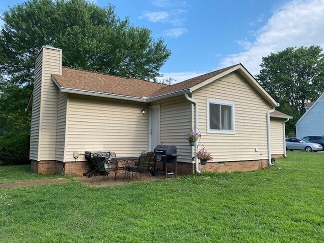 Building Photo - 2075 Stonebrook Dr