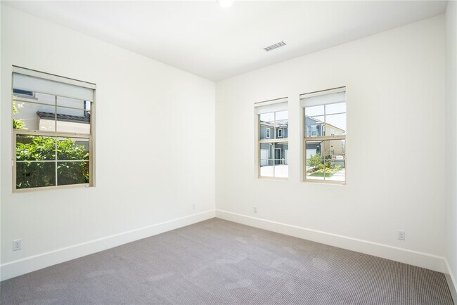 Building Photo - 5192 Goldenrod Cir