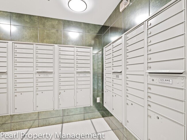 Building Photo - Waterfront Pearl - 1 bed/1.5 bath/den sw corner unit with parking/2 balconies/river view/most uti...