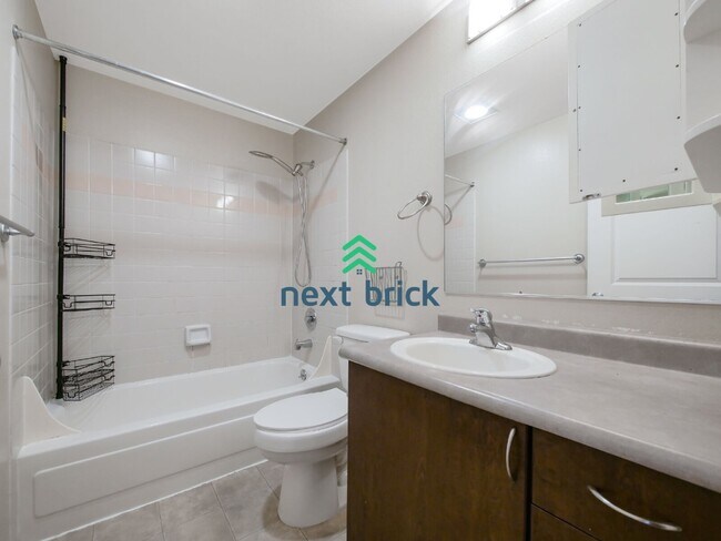 Building Photo - Beds and 1 Bath Kirkland Condo is Available for Rent!