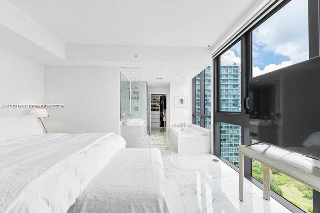 Building Photo - 650 NE 32nd St