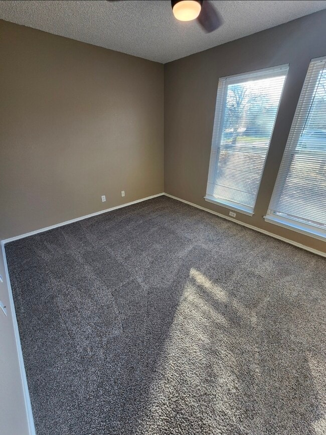 Building Photo - 3 bed 2 bath 2 car garage