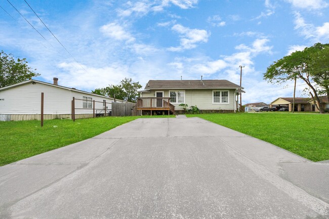 Building Photo - 201 W Pitts Ave