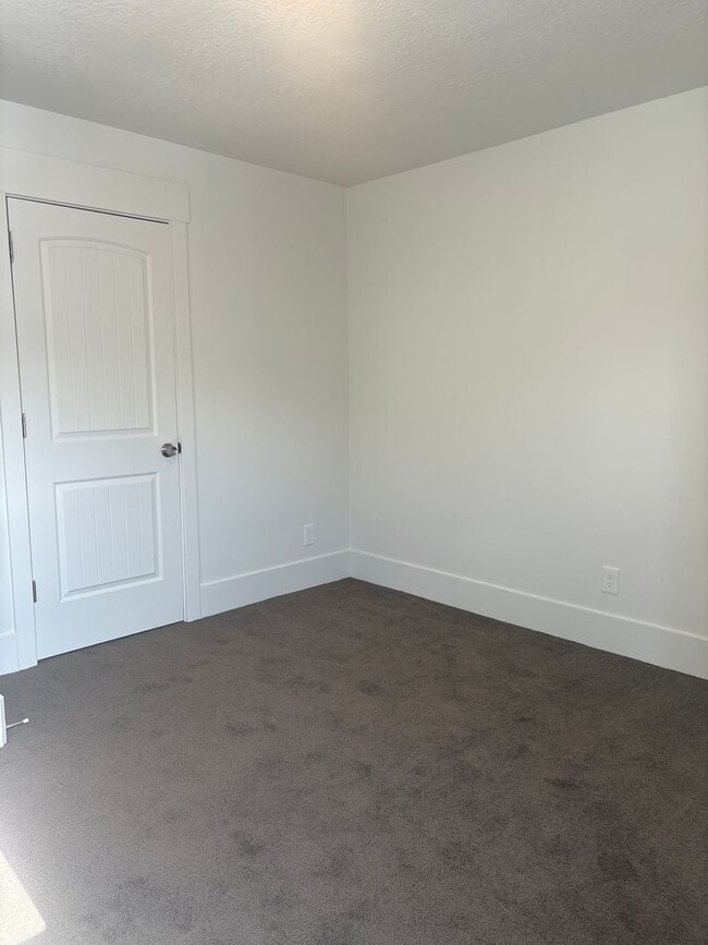 Building Photo - Pet Friendly Townhome in Evanston