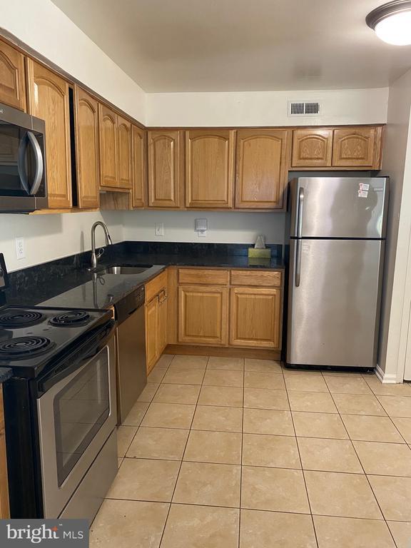 Building Photo - 1811 Hennessy Dr
