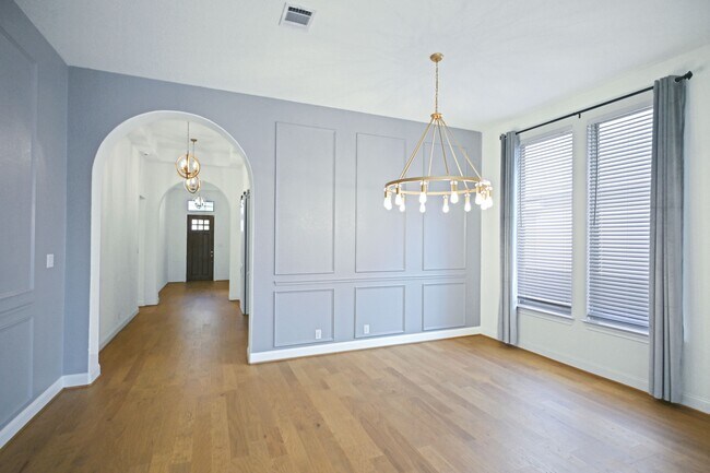 Building Photo - 1438 Oaklawn Dr