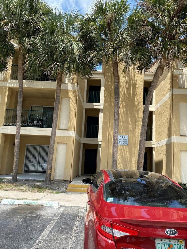 Building Photo - 733 Riverside Dr
