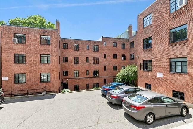 Building Photo - 69 Strathmore Rd