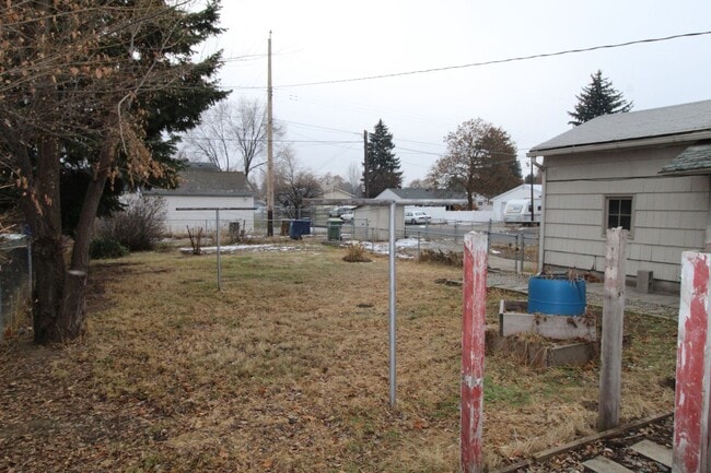 Building Photo - 1204 E Bismark Ave
