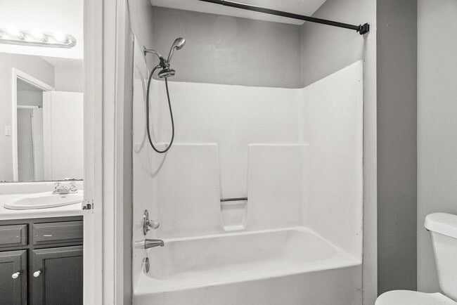 Building Photo - 200 Pine Forest Dr