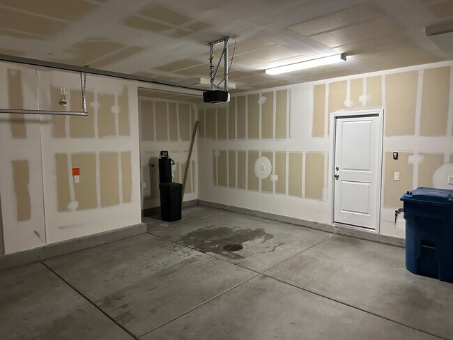 Building Photo - Upgraded, 3 bedroom Inspirada Townhome