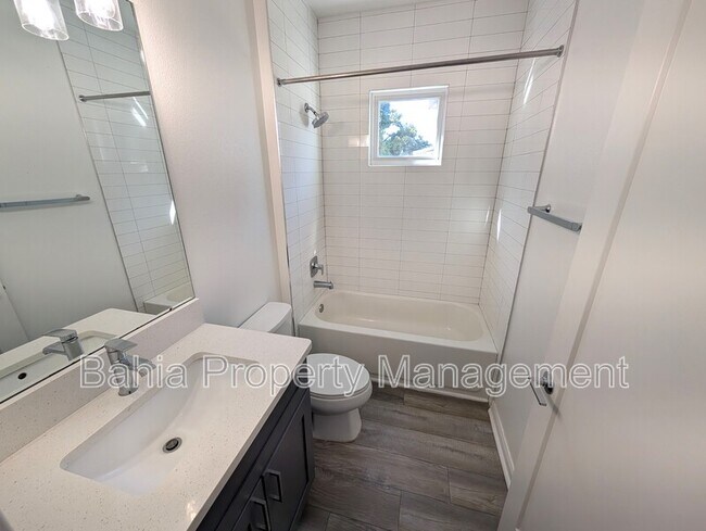 Building Photo - 1707 E Columbus Dr