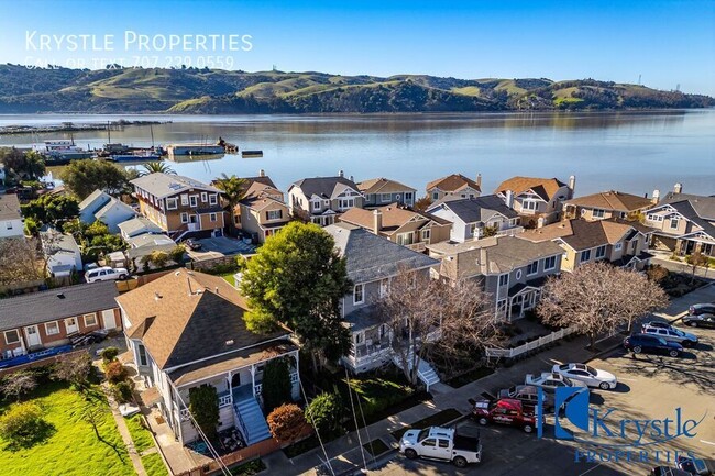 Building Photo - Downtown Benicia Living! Comfortable 1 BD/...