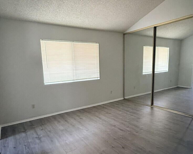 Building Photo - 1705 Catalpa Ave