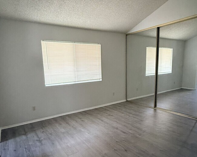 Building Photo - 1705 Catalpa Ave