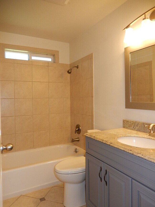 Building Photo - Federal way Duplex - 2 bedroom 1 bathroom ...