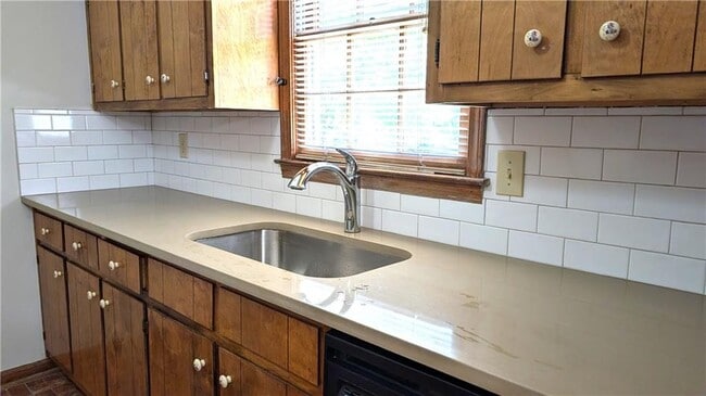 Building Photo - 585 Wayside Dr