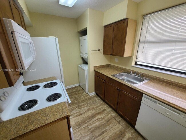 Building Photo - 1002 Adams Ave