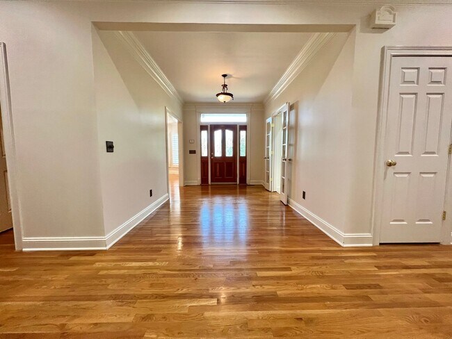 Building Photo - 5 Bed, 3.5 Bath w/ 3 Car Garage Less than 1 Mile from Downtown Franklin