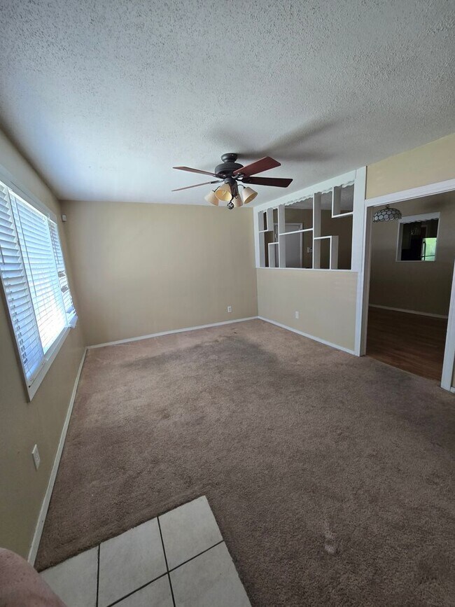 Building Photo - Great location 3 bed 1 bath with appliances!