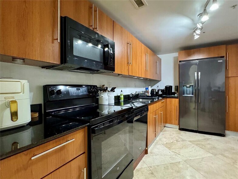 Building Photo - 3001 S Ocean Dr