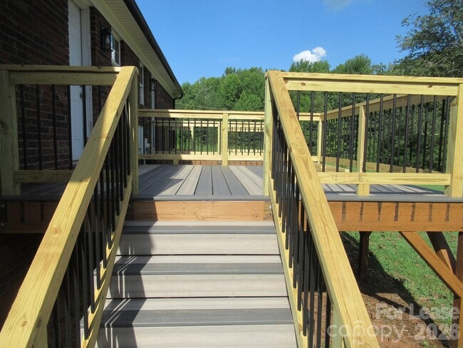 Building Photo - 820 Horseshoe Lake Rd