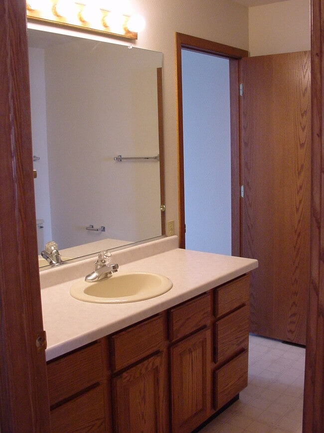 Building Photo - 624 N 16th Ave