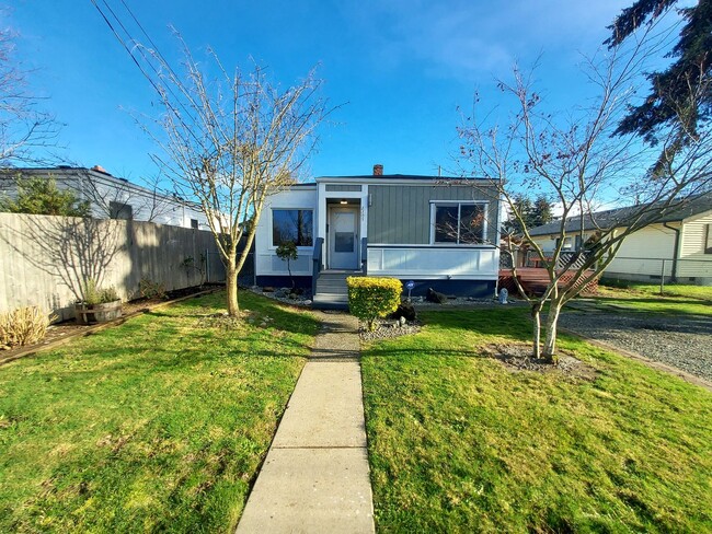 Primary Photo - 2 bedroom 1 bath home with huge fenced in ...