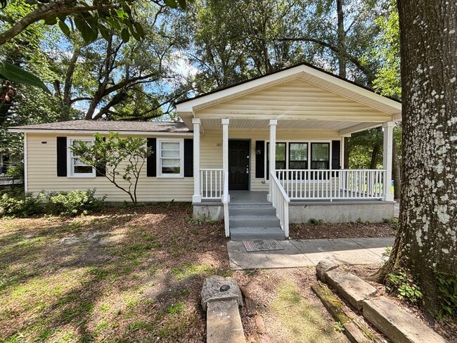 Building Photo - Available now! Freshly updated 3 bed 2 bath Downtown Summerville!