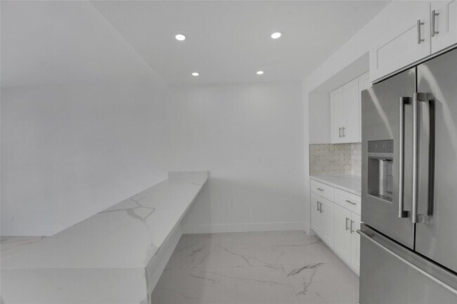 Building Photo - 3900 Galt Ocean Dr