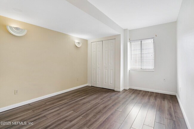 Building Photo - 17 Clinton Ct S