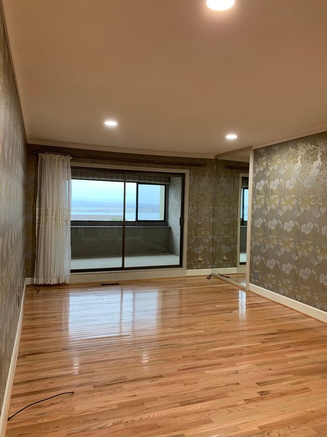 Building Photo - 6900 SE Riverside Dr